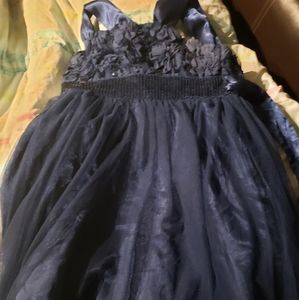 A LITTLE GIRLS NAVY BLUE DRESS